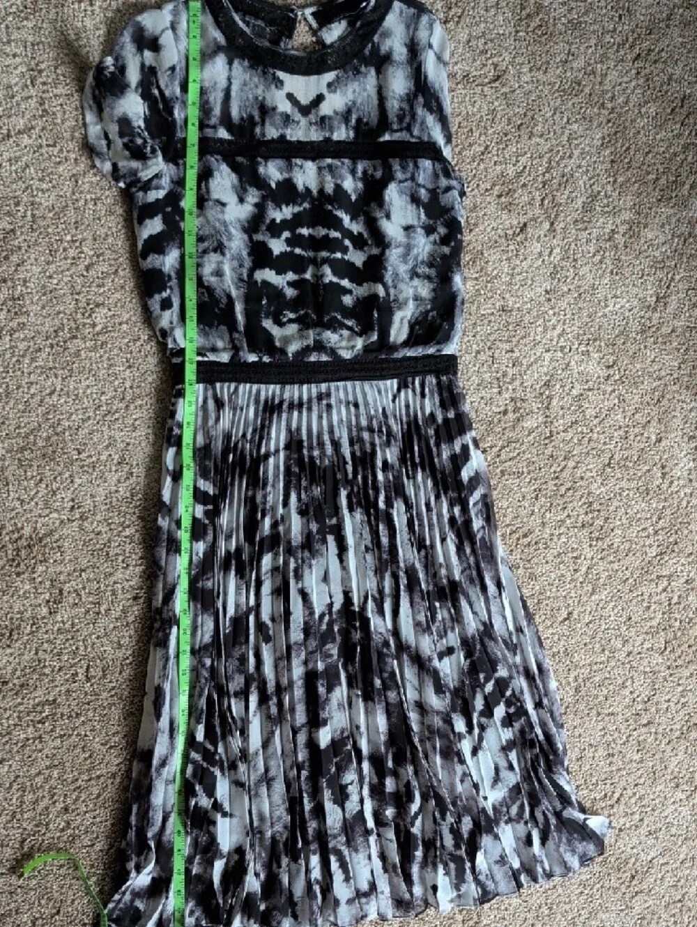 Karen Millen Black and White Printed Short-Sleeve Midi Dress - Picture 13 of 14